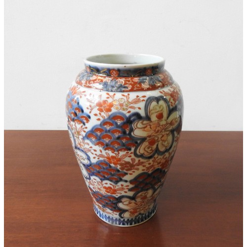 231 - A JAPANESE IMARI VASE, 26 cm high