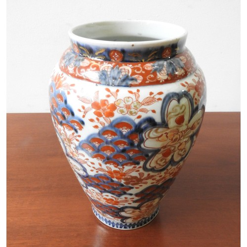 231 - A JAPANESE IMARI VASE, 26 cm high