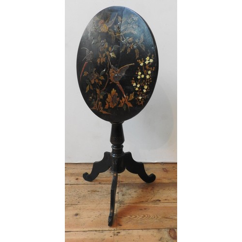 66 - A VICTORIAN JAPANNED TILT TOP TRIPOD TABLE, 75 cm high x 57 cm dia, with foliate and bird painted de... 