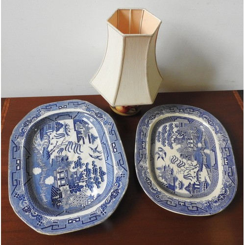 288 - A 19TH CENTURY WILLOW PATTERN MEAT DRAINING PLATE, HAND PAINTED TABLE LAMP AND SMALLER WILLOW PATTER... 