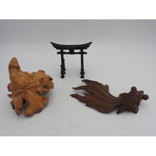 215 - A HARDWOOD CARVED FANTAIL FIGURE, A CARVED TOAD AND AN ORIENTAL BRONZE GATEWAY ORNAMENT