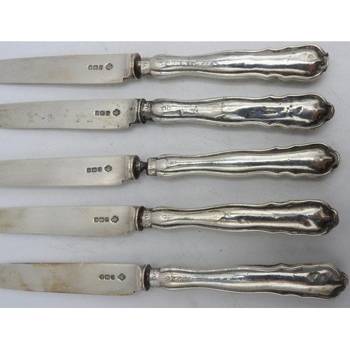 325 - A SET OF SIX SILVER TEASPOONS AND SUGAR TONGS, FIVE HALLMARK SILVER KNIVES, SILVER HANDLED KNIVES AN... 