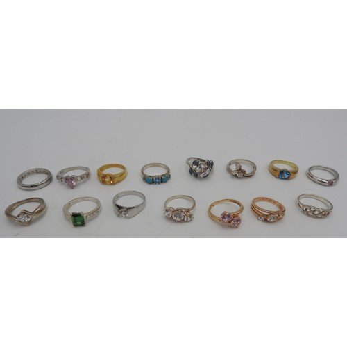 307 - A GOLD CROSSOVER RING STAMPED 585 AND A COLLECTION OF 14 SILVER DRESS RINGS, ALL STAMPED 925