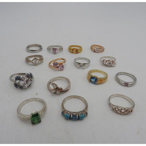 307 - A GOLD CROSSOVER RING STAMPED 585 AND A COLLECTION OF 14 SILVER DRESS RINGS, ALL STAMPED 925