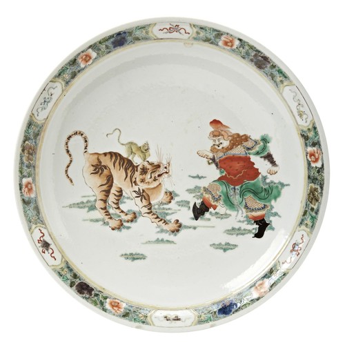 71 - LARGE FAMILLE VERTE CHARGER 19TH CENTURYfinely painted tigers confronting a warrior42cm diam.... 