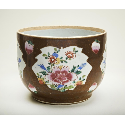 88 - CHINESE EXPORT CAFE-AU-LAIT FAMILLE ROSE BOWLQING DYNASTY, 18TH / 19TH CENTURYlacks cover20cm diam... 