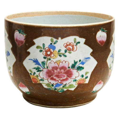 88 - CHINESE EXPORT CAFE-AU-LAIT FAMILLE ROSE BOWLQING DYNASTY, 18TH / 19TH CENTURYlacks cover20cm diam... 