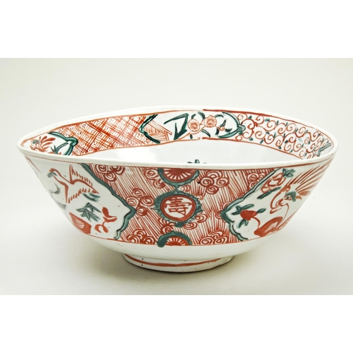 97 - LARGE FAMILLE VERTE SWATOW BOWL17TH CENTURYdecorated with panels depicting exotic birds beside rocky... 