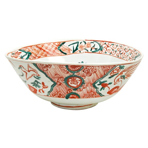 97 - LARGE FAMILLE VERTE SWATOW BOWL17TH CENTURYdecorated with panels depicting exotic birds beside rocky... 