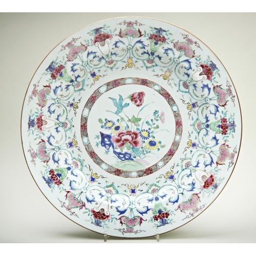 98 - LARGE FAMILLE ROSE CHARGERYONGZHENG / QIANLONG PERIODpainted in coloured enamels with a central meda... 