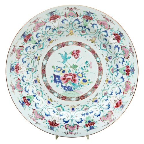 98 - LARGE FAMILLE ROSE CHARGERYONGZHENG / QIANLONG PERIODpainted in coloured enamels with a central meda... 