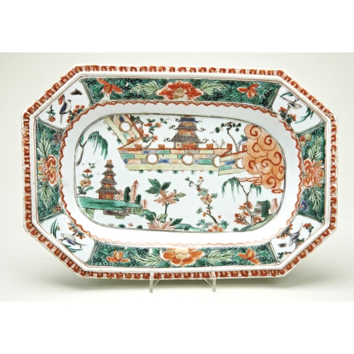 99 - FAMILLE VERTE OCTAGONAL DISHKANGXI PERIOD (1662-1722)painted with pagodas in walled gardens within a... 