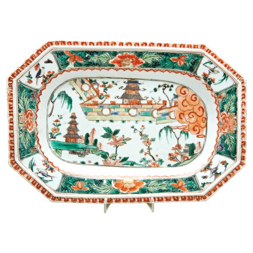 99 - FAMILLE VERTE OCTAGONAL DISHKANGXI PERIOD (1662-1722)painted with pagodas in walled gardens within a... 