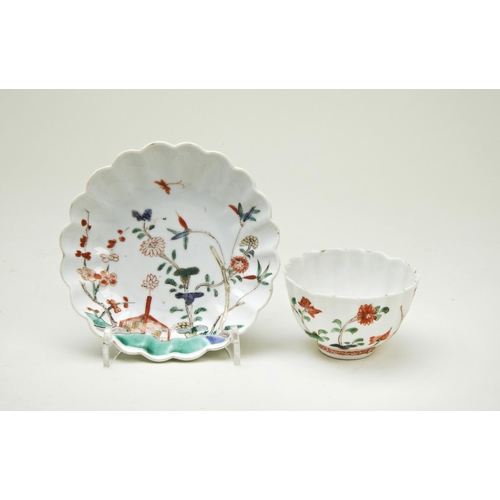 101 - FAMILLE VERTE TEACUP AND SAUCERKANGXI PERIOD (1662-1722)the lobed sides painted with inflorescence f... 