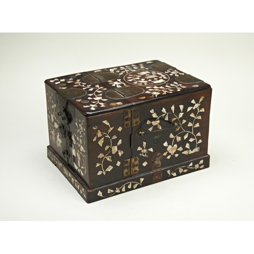 268 - CHINESE EXPORT HARDWOOD AND MOTHER OF PEARL INLAID DRESSING CABINETQING DYNASTY, 19TH CENTURYinlaid ... 