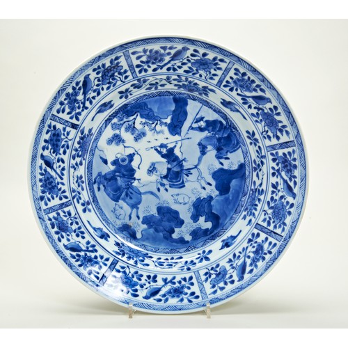 46 - LARGE BLUE AND WHITE DISHKANGXI PERIOD (1662-1722)painted in tones of underglaze blue warriors on ho... 