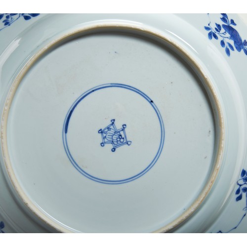 46 - LARGE BLUE AND WHITE DISHKANGXI PERIOD (1662-1722)painted in tones of underglaze blue warriors on ho... 