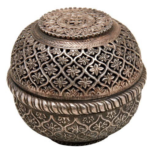 333 - INDIAN SILVER POT POURRI BOX IN THE MUGHAL STYLENORTH INDIAN, 19TH CENTURYthe cover pierced with flo... 