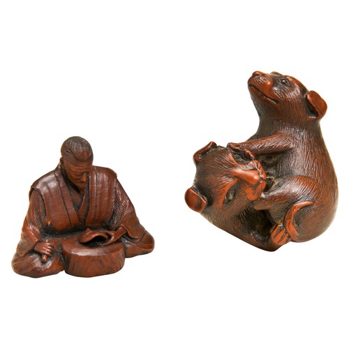 321 - TWO JAPANESE CARVED BOXWOOD NETSUKE19TH / 20TH CENTURYmodelled as a seated man holding a Noh mask, t... 