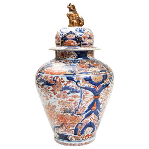 281 - JAPANESE IMARI JAR AND COVEREDO PERIOD, 18TH CENTURYdecorated in the typical palette with blossoming... 