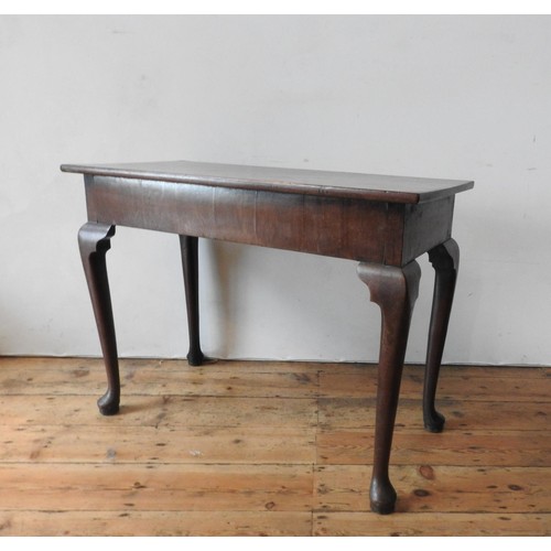 9 - A GEORGE III MAHOGANY TEA TABLE, on Queen Anne legs, 70 x 94 x 44 cm