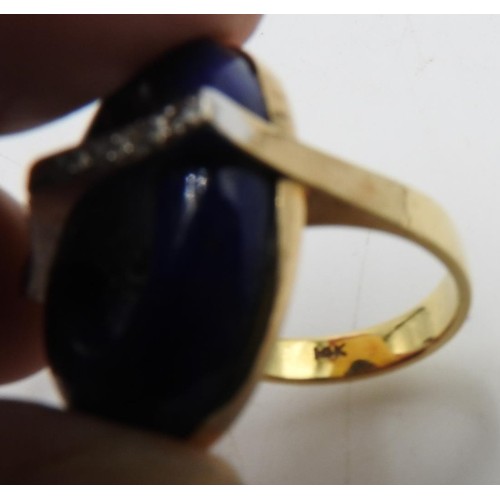 452 - A GOLD RING STAMPED 14K SET WITH LAPIZ LAZULI AND DIAMONDS