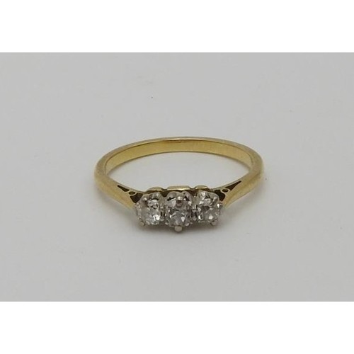 454 - A GOLD RING SET WITH THREE DIAMONDS