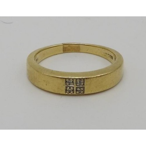 455 - AN 18CT GOLD RING WITH FOUR DIAMOND CHIPS SET IN A SQUARE FORMATION, total weight 4 g