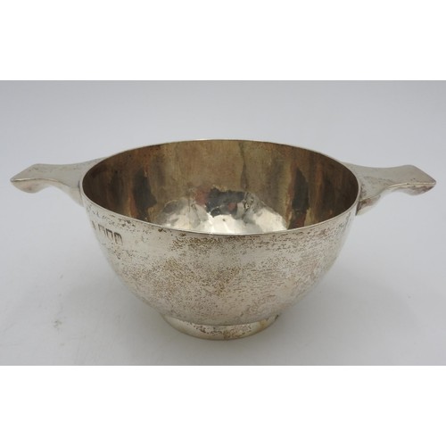 410 - A HALLMARK SILVER QUAICH, with a hammered finish, London 1932, 5.7 oz10.5 cm diameter15.5 cm overall... 