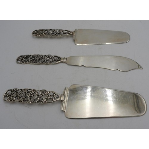 427 - TWO PERUVIAN SILVER CAKE SERVERS AND A PERUVIAN SILVER FISH SLICE, all stamped Peru 925, total weigh... 