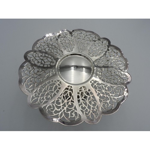 429 - A PARAMOUNT 'ROSEPOINT' SILVER PLATED CAKE STAND, ornate pierced fretwork design on a tapered pedest... 