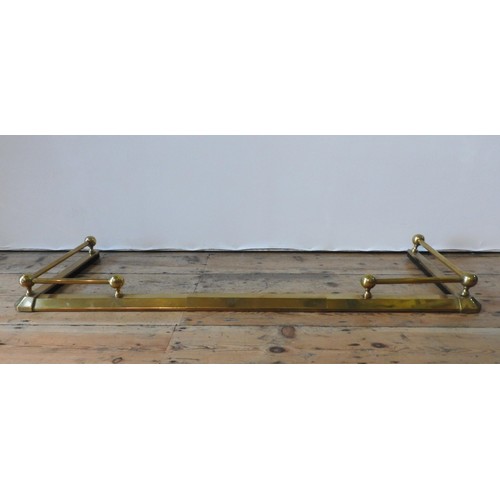 99 - A 20TH CENTURY BRASS ADJUSTABLE FIRE CURB, with rail and finials, 120 cm at it's smallest