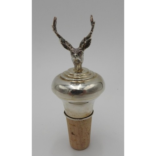 432 - A MAPPIN & WEBB HALLMARK SILVER BOTTLE STOPPER WITH STAG'S HEAD DECORATION, 10 cm high