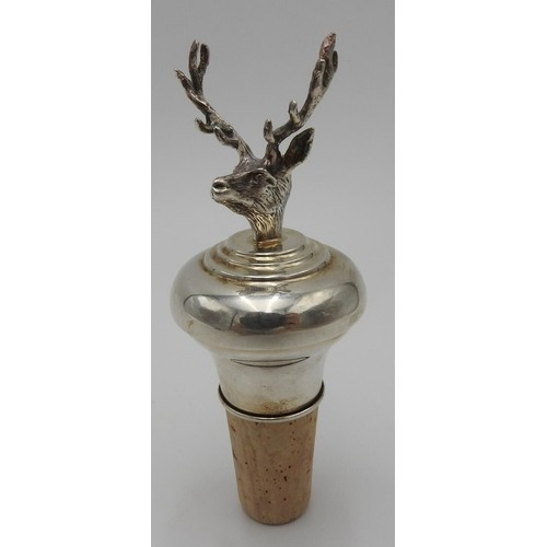 432 - A MAPPIN & WEBB HALLMARK SILVER BOTTLE STOPPER WITH STAG'S HEAD DECORATION, 10 cm high