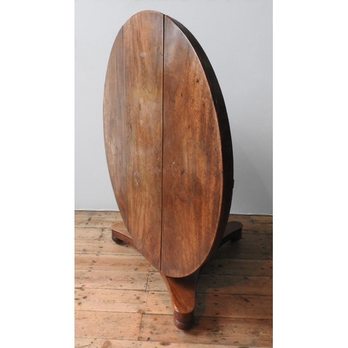 59 - A VICTORIAN MAHOGANY TILT-TOP BREAKFAST TABLE, 75 cm high, 141 cm dia