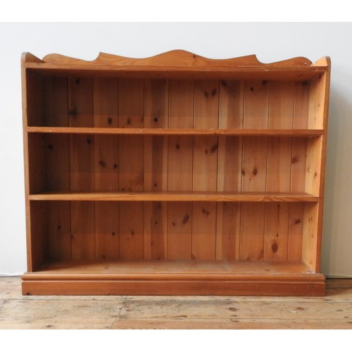 62 - A PINE FOUR TIER BOOKSHELF, with serpentine gallery back, 103 x 122 x 24 cm