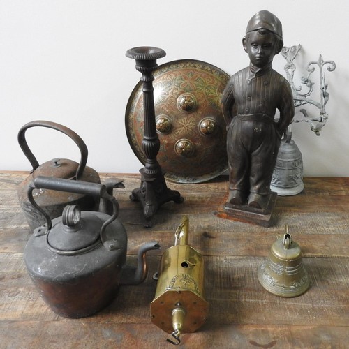 102 - A VINTAGE BRASS BOTTLE JACK, VICTORIAN COPPER KETTLE AND OTHER METAL WARES, including a 'Dutch boy' ... 