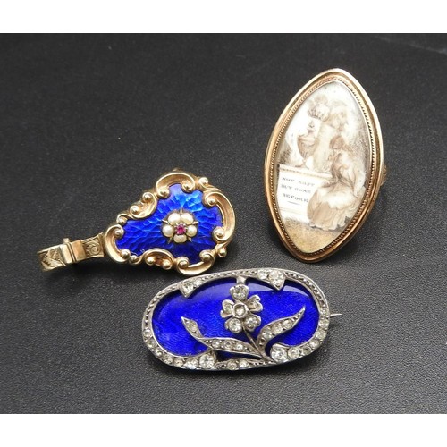 450 - A GEORGIAN GOLD MOURNING RING WITH INSCRIPTION ON REVERSE, ORNATE BLUE ENAMEL SET BROOCH AND PENDANT