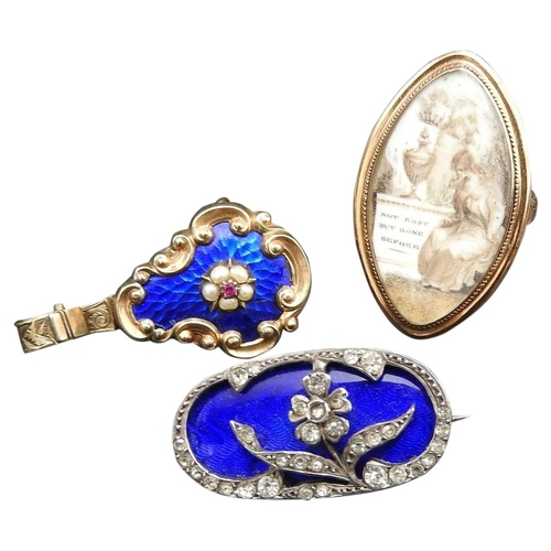 450 - A GEORGIAN GOLD MOURNING RING WITH INSCRIPTION ON REVERSE, ORNATE BLUE ENAMEL SET BROOCH AND PENDANT