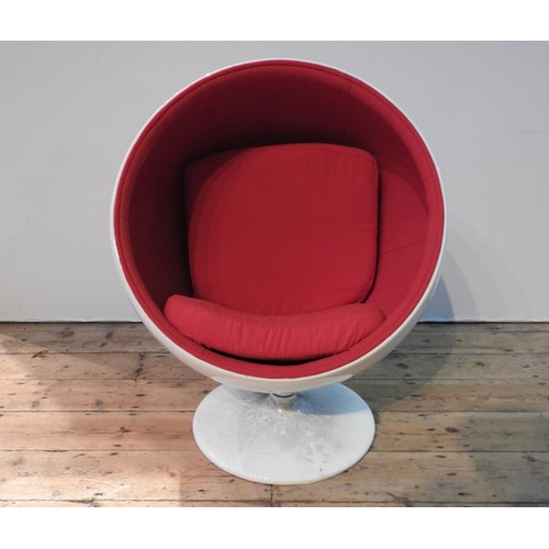 21 - A CHILD'S FIBREGLASS 'THUNDERBALL' STYLE CHAIR, in the style of Eero Aarnio