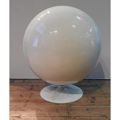 21 - A CHILD'S FIBREGLASS 'THUNDERBALL' STYLE CHAIR, in the style of Eero Aarnio