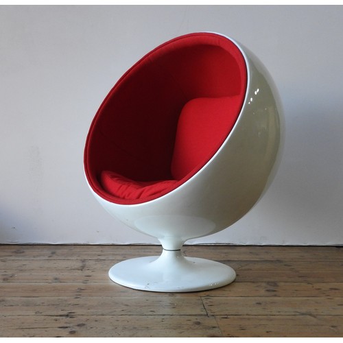 21 - A CHILD'S FIBREGLASS 'THUNDERBALL' STYLE CHAIR, in the style of Eero Aarnio