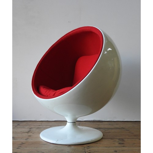 21 - A CHILD'S FIBREGLASS 'THUNDERBALL' STYLE CHAIR, in the style of Eero Aarnio