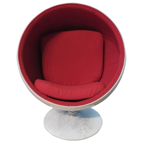 21 - A CHILD'S FIBREGLASS 'THUNDERBALL' STYLE CHAIR, in the style of Eero Aarnio