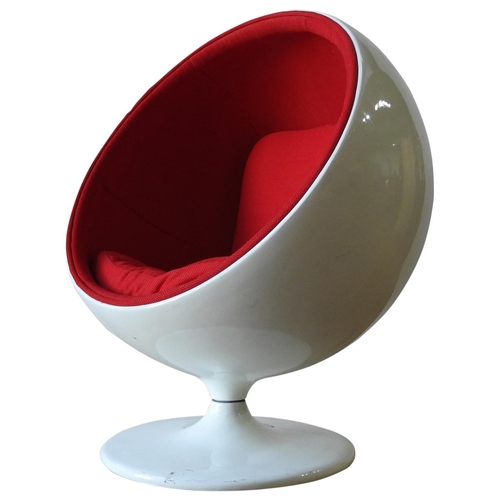 21 - A CHILD'S FIBREGLASS 'THUNDERBALL' STYLE CHAIR, in the style of Eero Aarnio