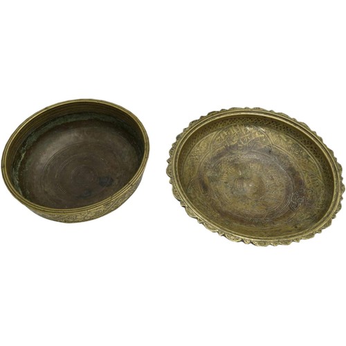 371 - TWO ISLAMIC BRASS BOWLS19TH CENTURY OR EARLIERone engraved with bands of scrolling foliage, the othe... 