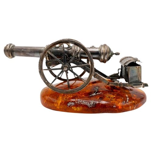 493 - SILVERED-METAL MINIATURE CANNON ON AN AMBER BASE20TH CENTURY10cm long approx.PROVENANCE : Private Ox... 