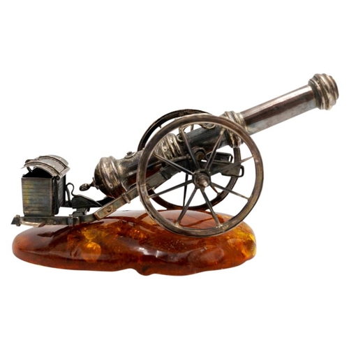 493 - SILVERED-METAL MINIATURE CANNON ON AN AMBER BASE20TH CENTURY10cm long approx.PROVENANCE : Private Ox... 