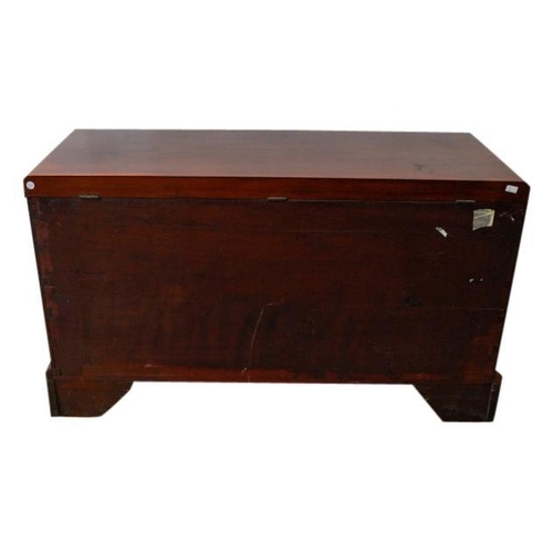 48 - GEORGE III MAHOGANY TRUNKMID 18TH CENTURYwith brass side carrying handles, the hinged top with a mou... 