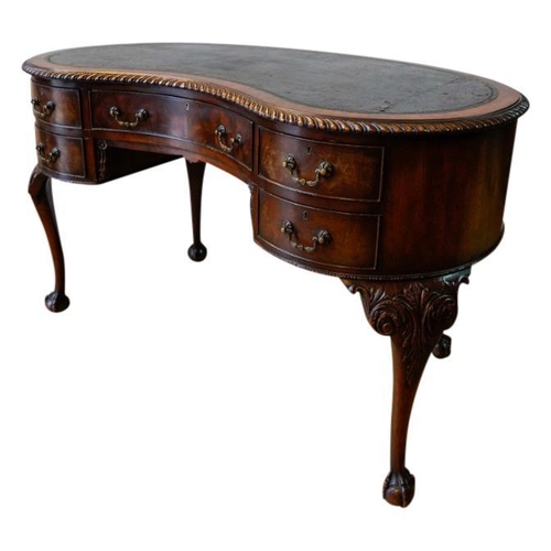 69 - GOOD WALNUT KIDNEY SHAPED DESKCIRCA 1900in the George III style, the shaped top with an inset leathe... 